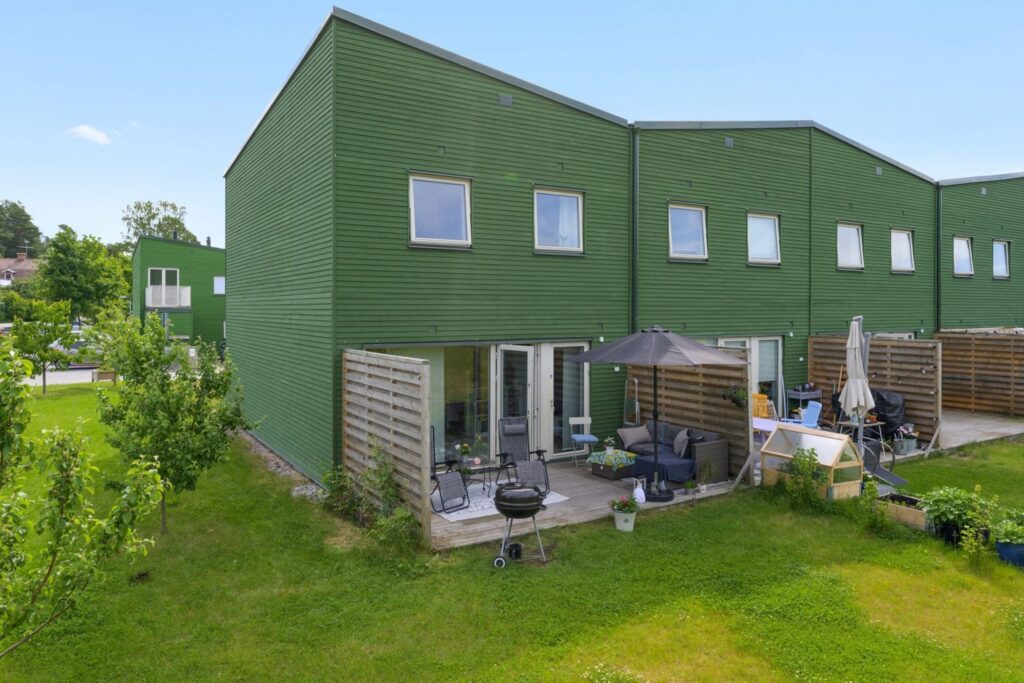 Omläggning av Gatusten Entré BRF. Vallentuna Bällsta