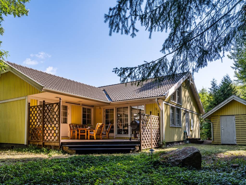 Utbyggnad altan, lägga marksten, trädgårdsanläggning. Nacka Östra
