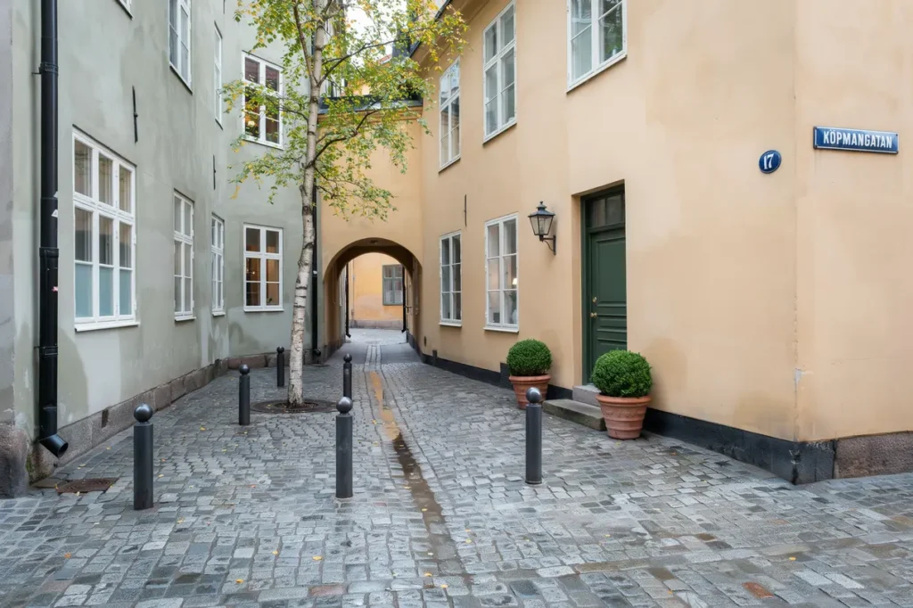 s ttning och fogning av sm gatsten i gamla stan rikst ckande